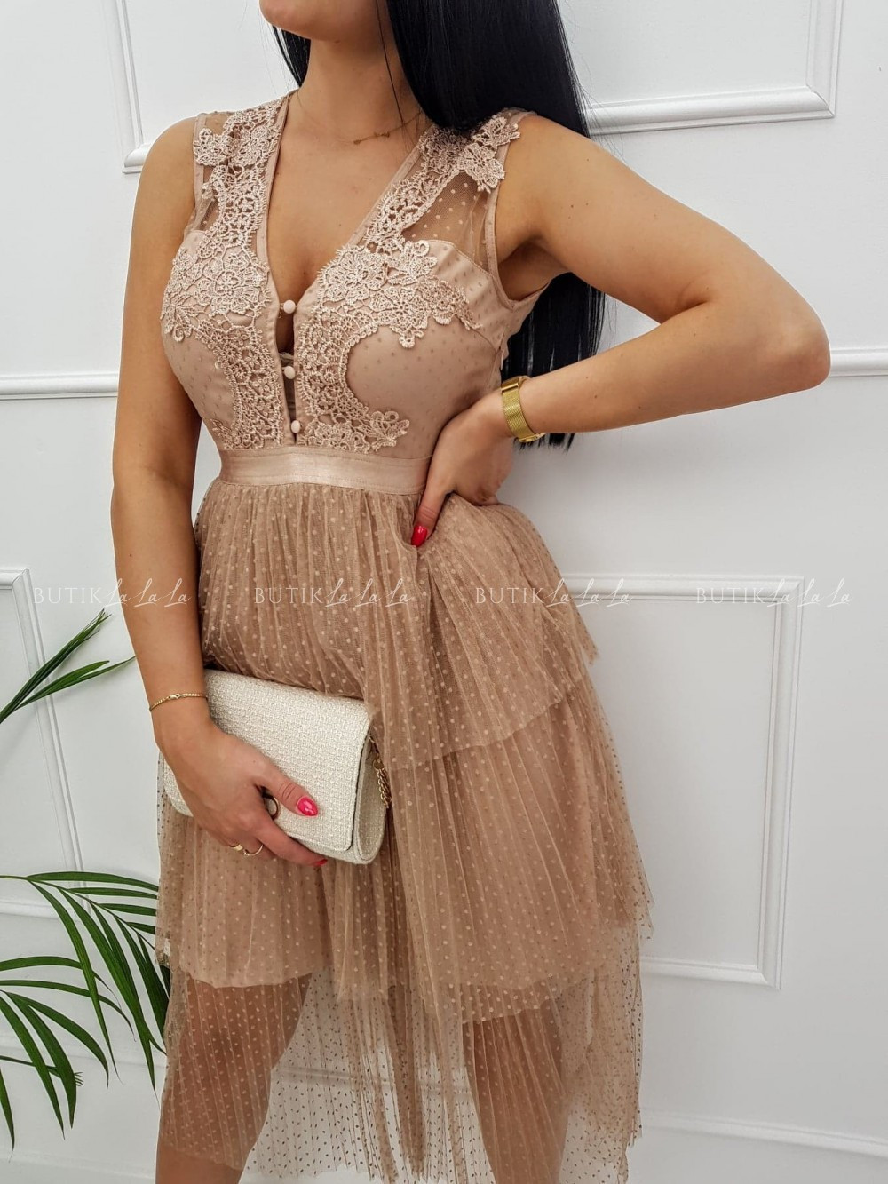 SUKIENKA Z&nbsp;KORONKOWĄ GÓRĄ I&nbsp;TIULOWYM DOŁEM PUDROWA AMBER 2450