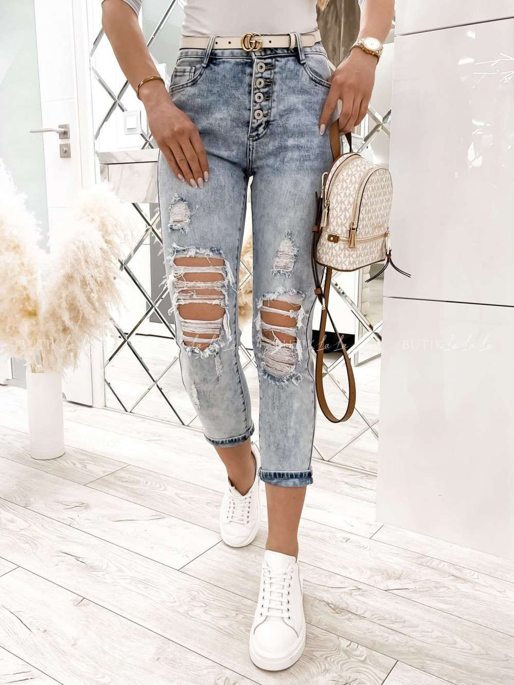 damskie jeansy z&nbsp;dziurami