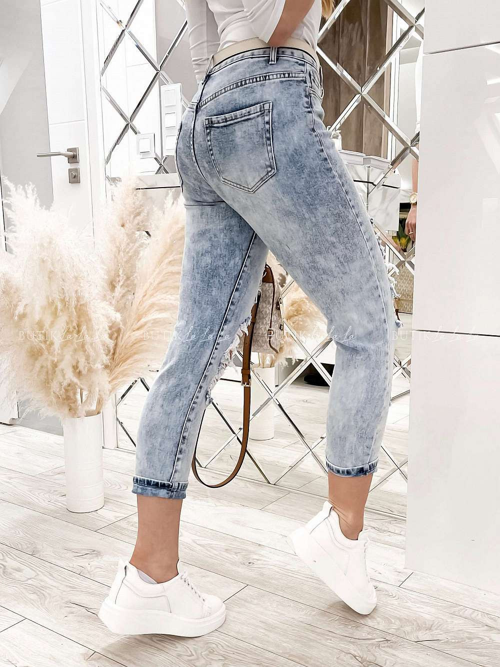 spodnie z&nbsp;wysokim stanem z&nbsp;dziurami