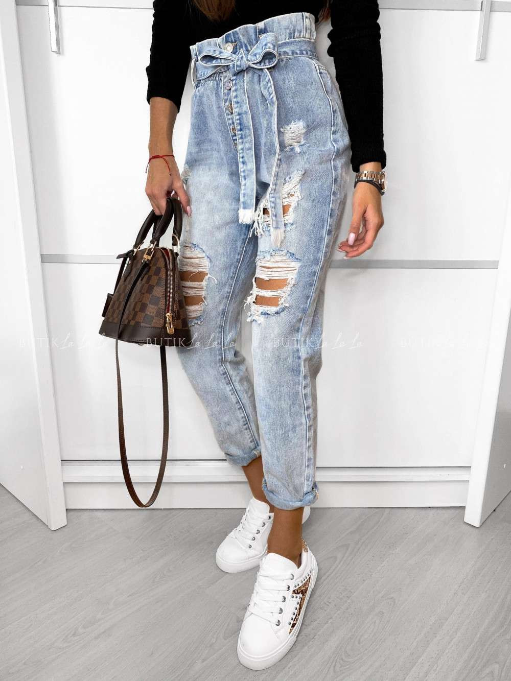 jasne jeansy z&nbsp;dziurami