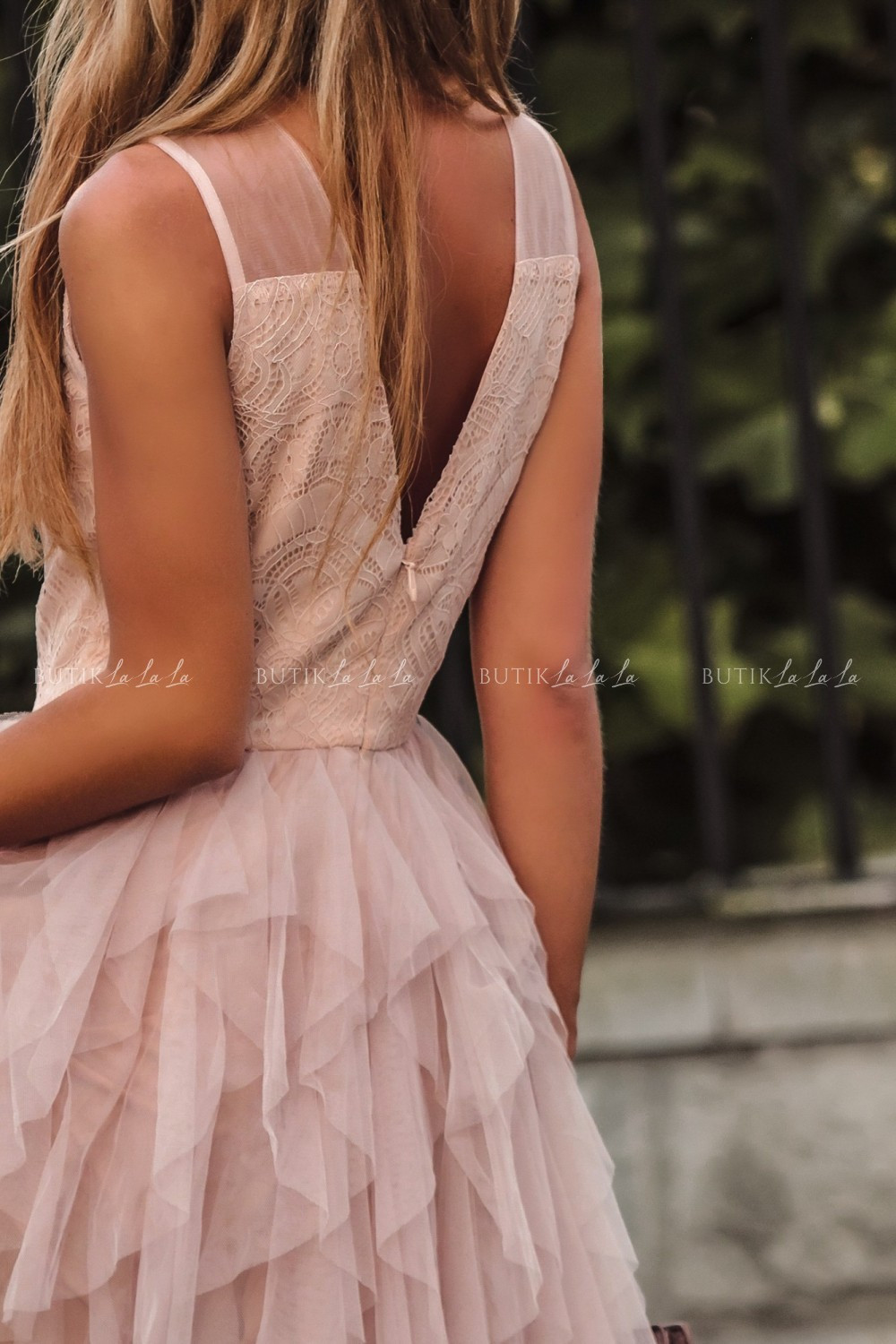 SUKIENKA Z&nbsp;KORONKOWĄ GÓRĄ I&nbsp;TIULOWYM DOŁEM PUDROWA ALLADYNA 2472