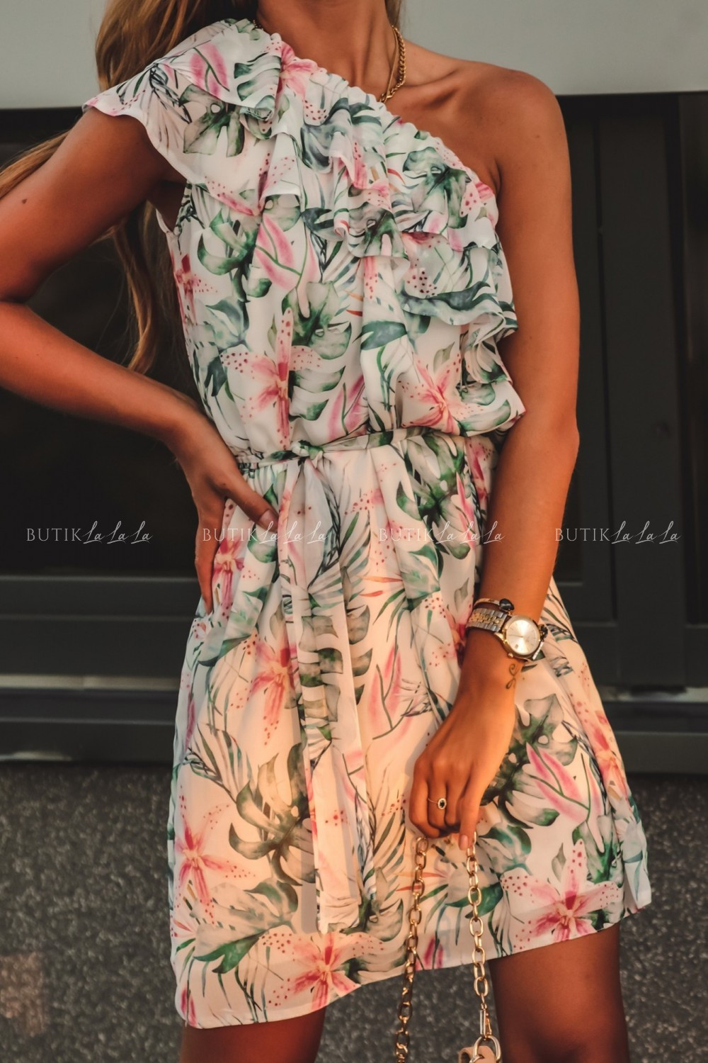 sukienka w&nbsp;kwiaty