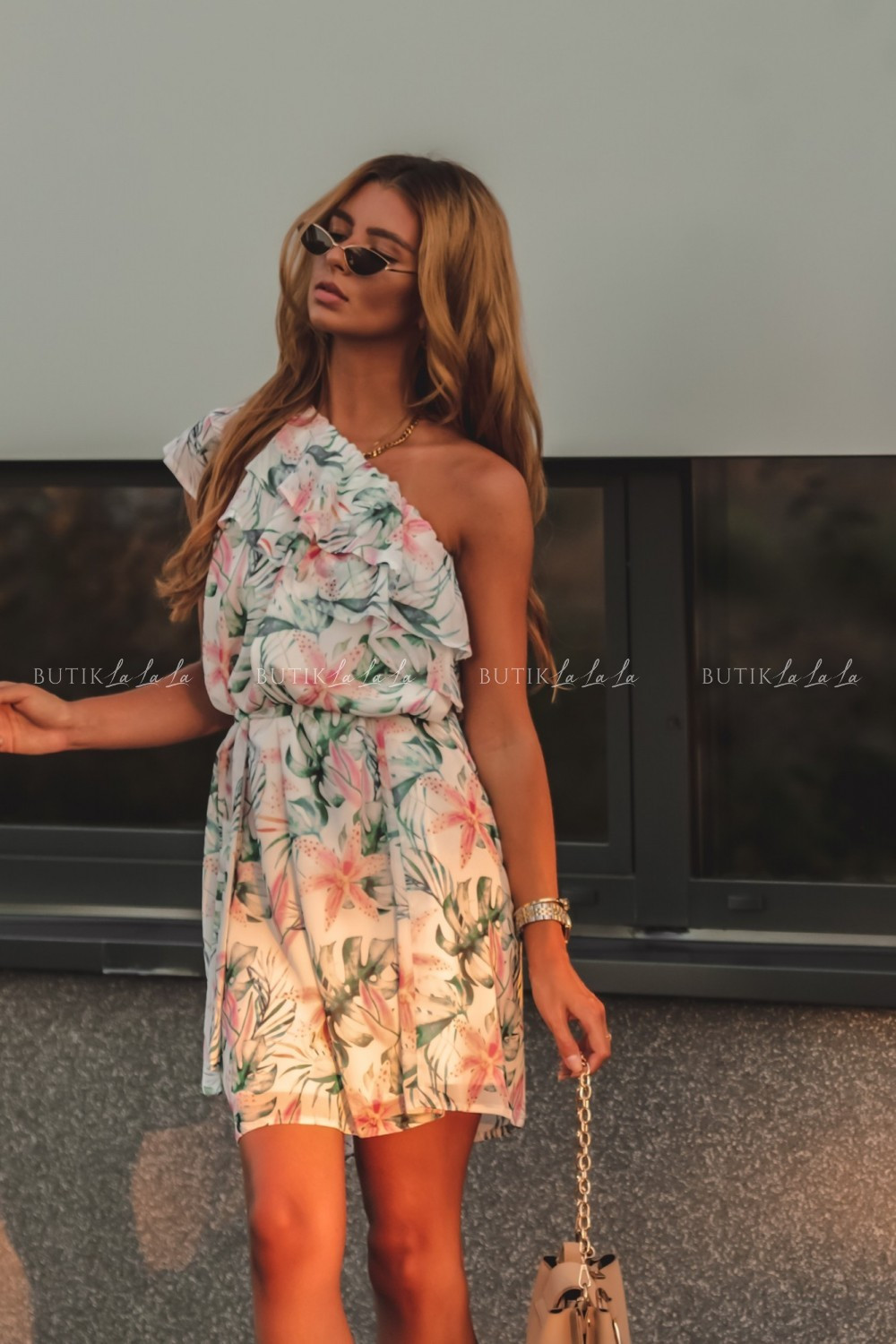 sukienka z&nbsp;falbanka