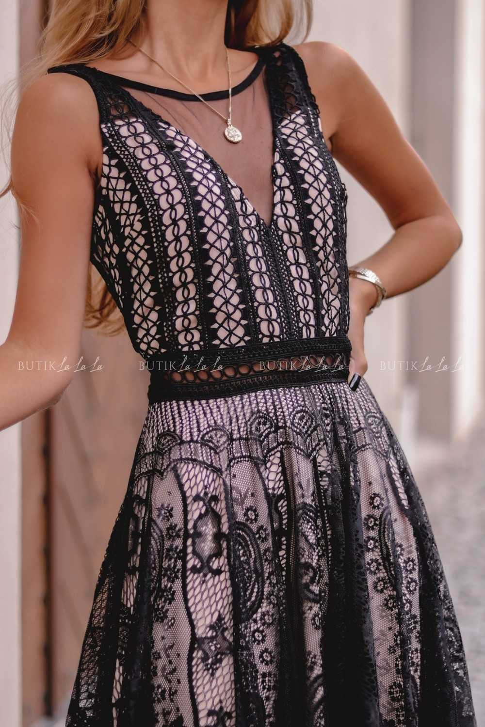 sukienka z&nbsp;dekoltem v