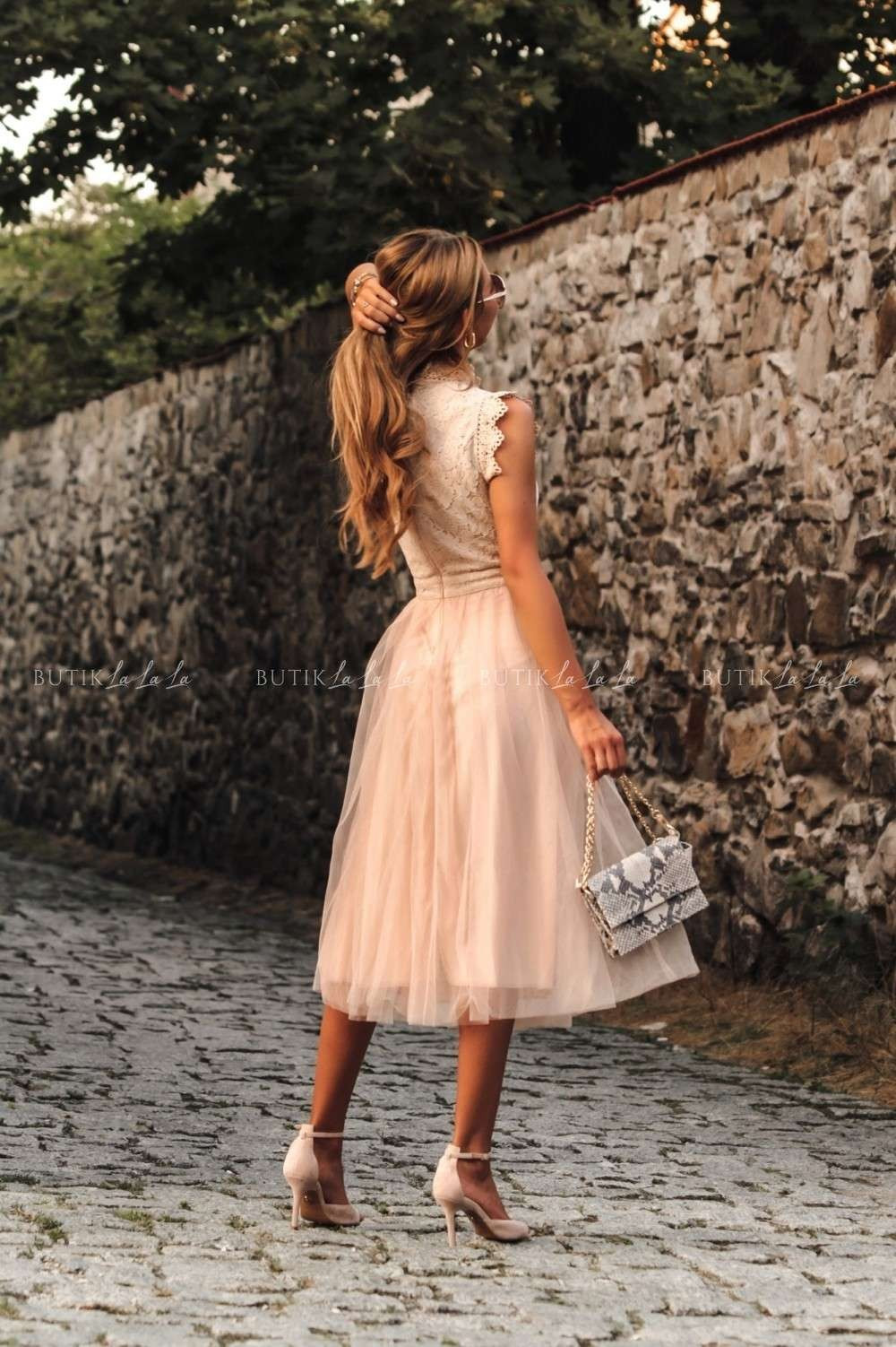 sukienki midi na wesele rozkloszowane