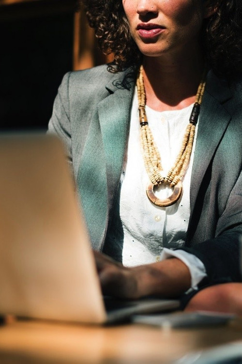 Stylizacje na cieplejsze dni do pracy