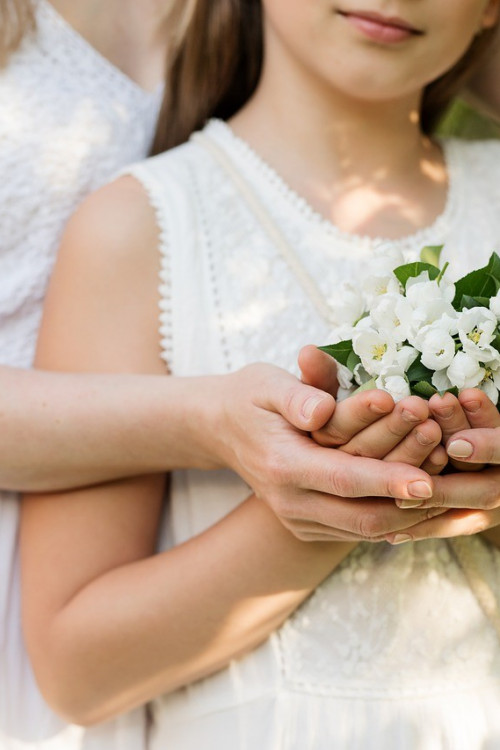 Stylowy kobiecy look na komunię dziecka