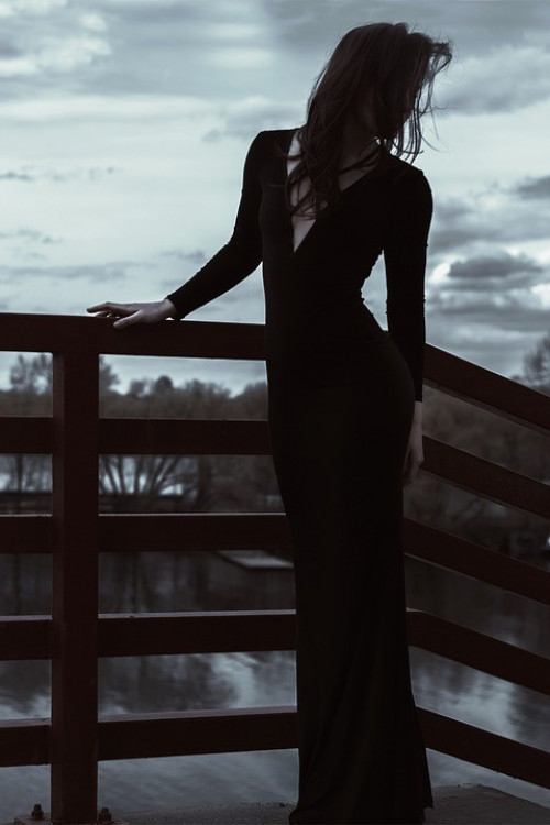 Z czym łączyć długie sukienki w wiosenne dni