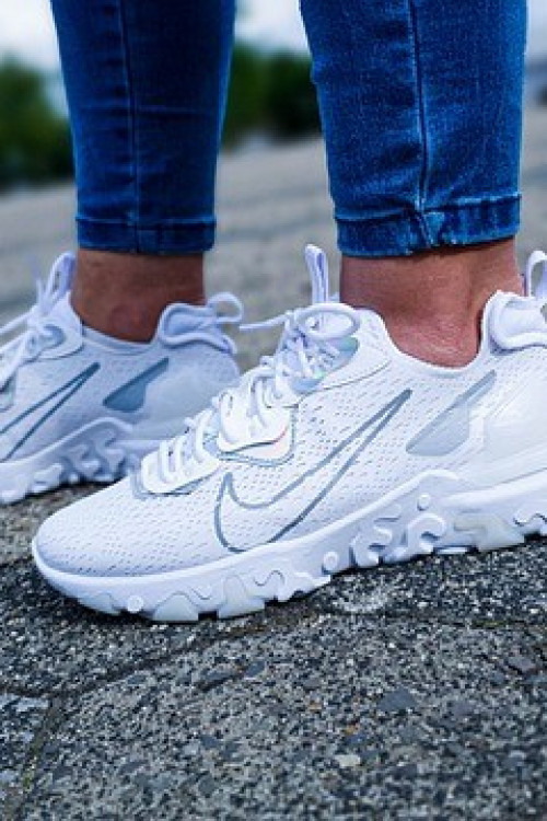 Do jakiej stylizacji wykorzystać białe adidasy?