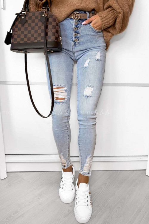 Poradnik dla miłośniczek jeansów z dziurami – wszystko, co powinnaś wiedzieć o ich stylizacji!