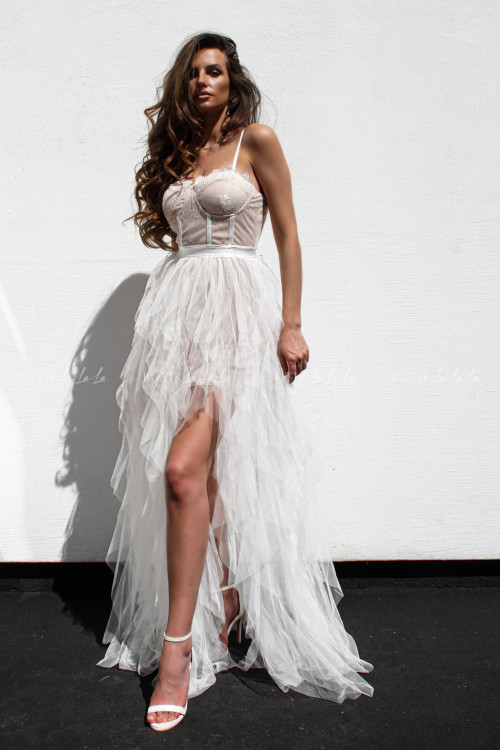 Sukienka maxi z tiulowym dołem biało kremowa Bizzu