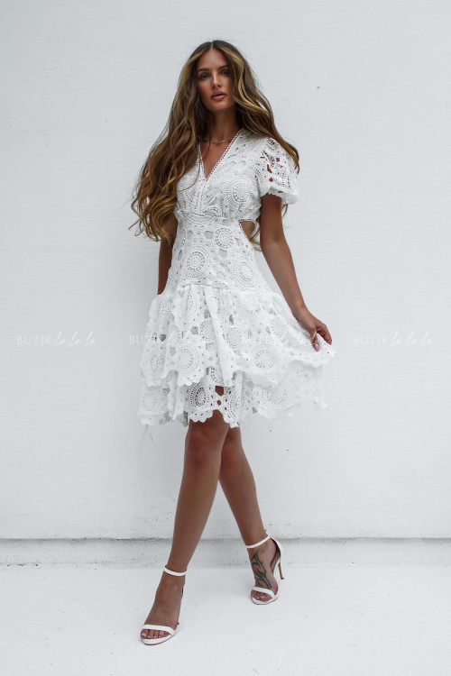 Sukienka gipiurowa z wycięciami biała Cludi 2