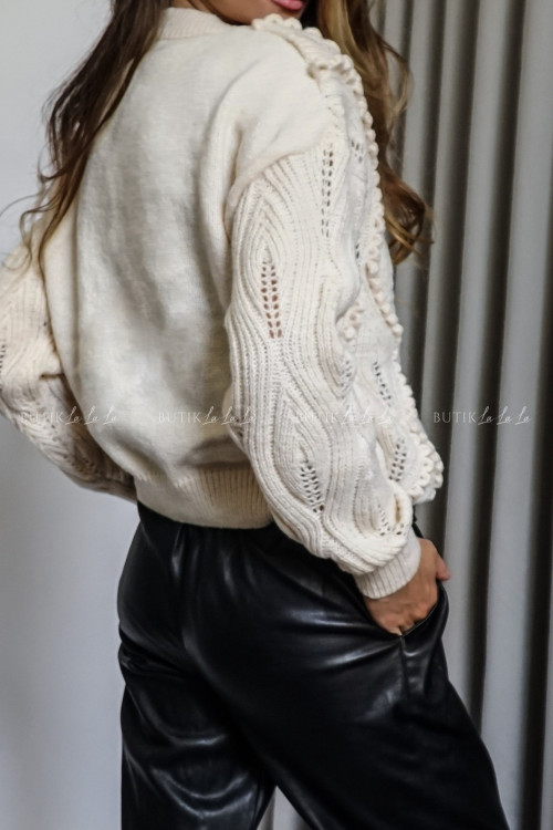 Sweter kremowy o ozdobnym splocie Masroe 1