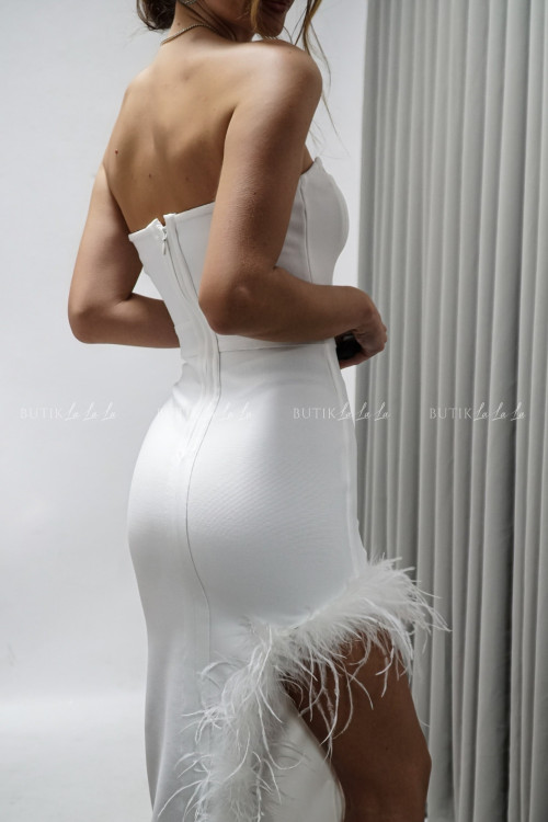 Sukienka dopasowana z piórami biała Angel 1