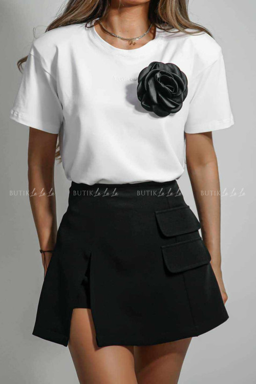 Bluzka biała z odpinanym kwiatem LilaLou 2