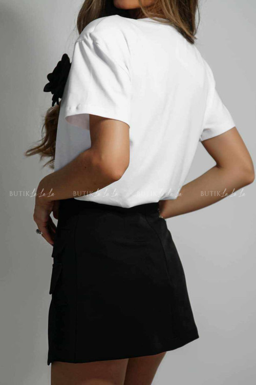 Bluzka biała z odpinanym kwiatem LilaLou 4