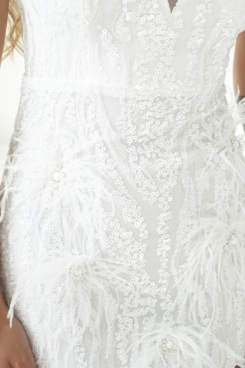 Sukienka maxi cekinowa z piórami biała Cashie 3