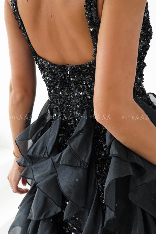 Sukienka cekinowa z falbanami czarna Arkadia 1