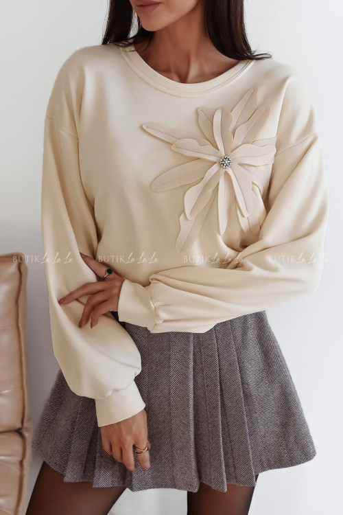 Bluza kremowa z ozdobnym kwiatem 1