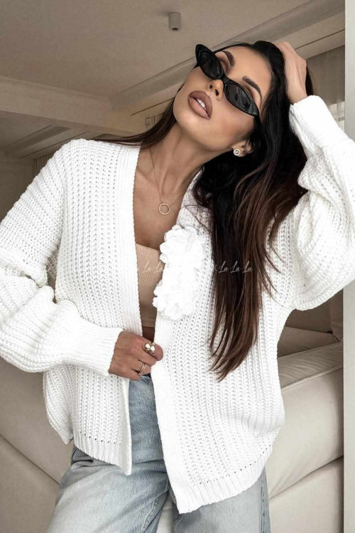 Sweter biały z kwiatem Blue Eyes 1