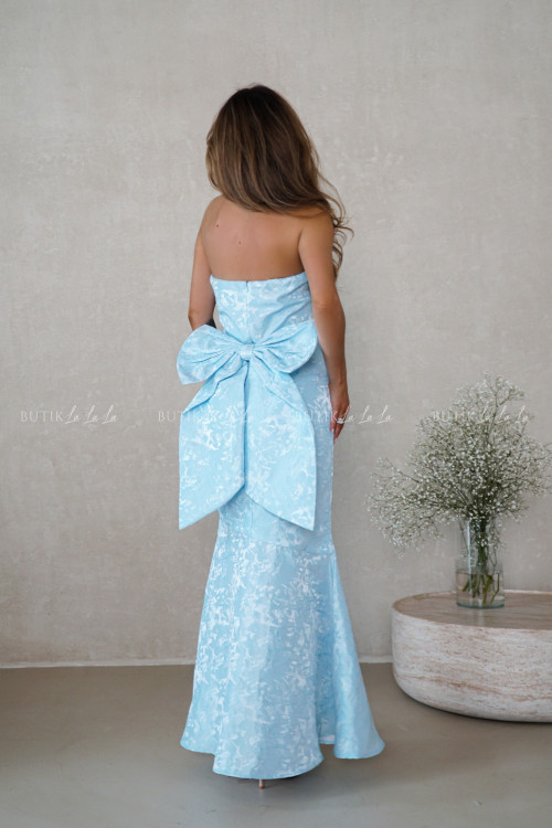 Sukienka błękitna z kokardą Erisa 8