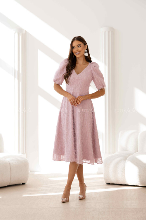 Sukienka pudrowa midi z połyskującymi nitkami Reza