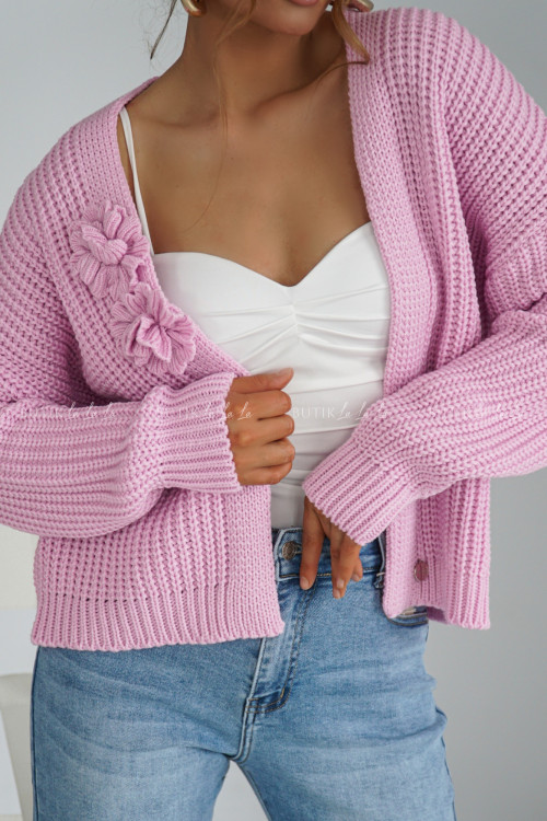 Sweter pudrowy róż z kwiatem Blue Eyes