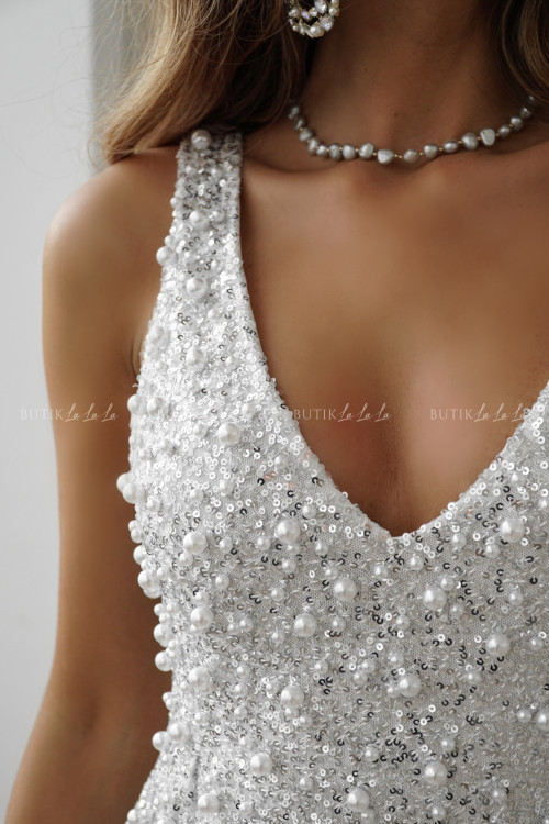 Sukienka cekinowa z koralikami biało srebrna Oksana