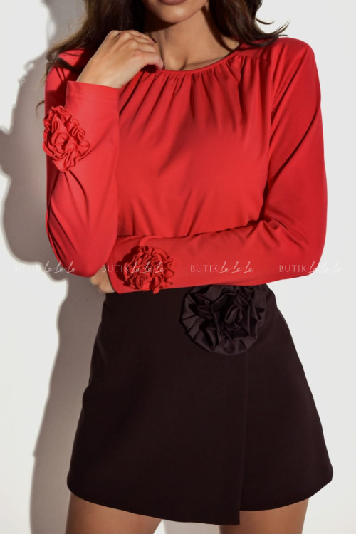 Bluzka z kwiatami przy rękawach czerwona Bitos
